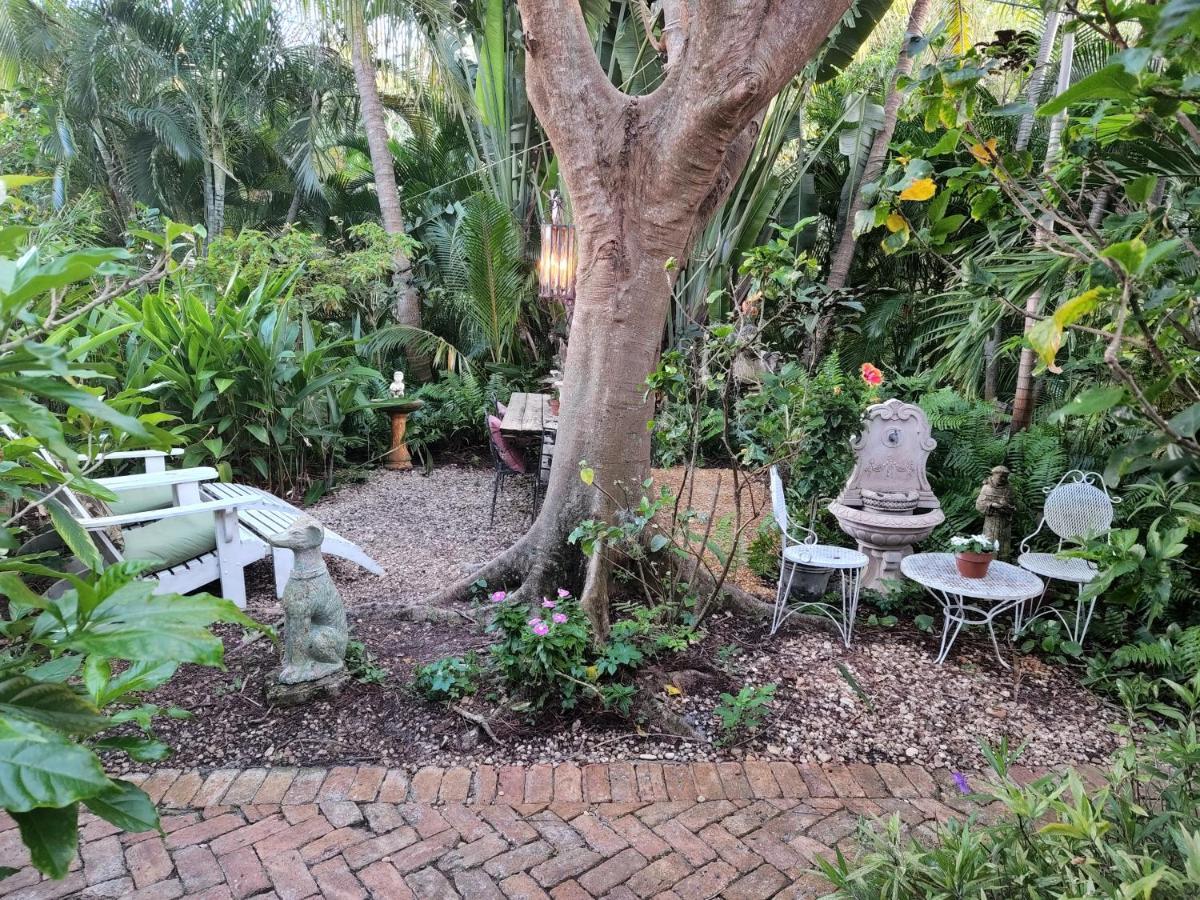 Chateau Gardens Hotel Lake Worth Beach Exterior photo